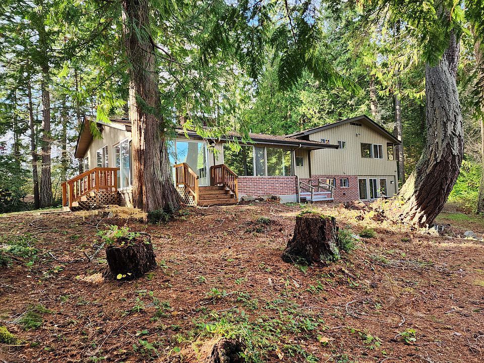 3+ bedroom, 4 bath waterfront home near Battle Point Park on Fletcher Bay with small private boat dock.