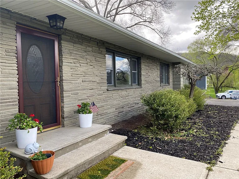 33 Suburban Dr — Photo 22