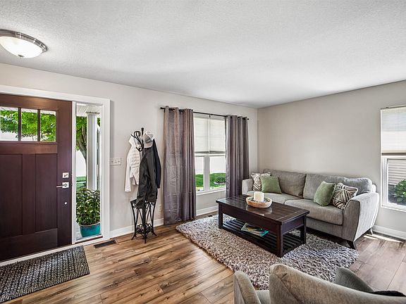 5th image of 570 SE Cardinal Ln