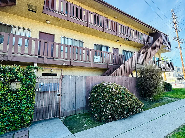 15656 Saticoy St #1 — Photo 17