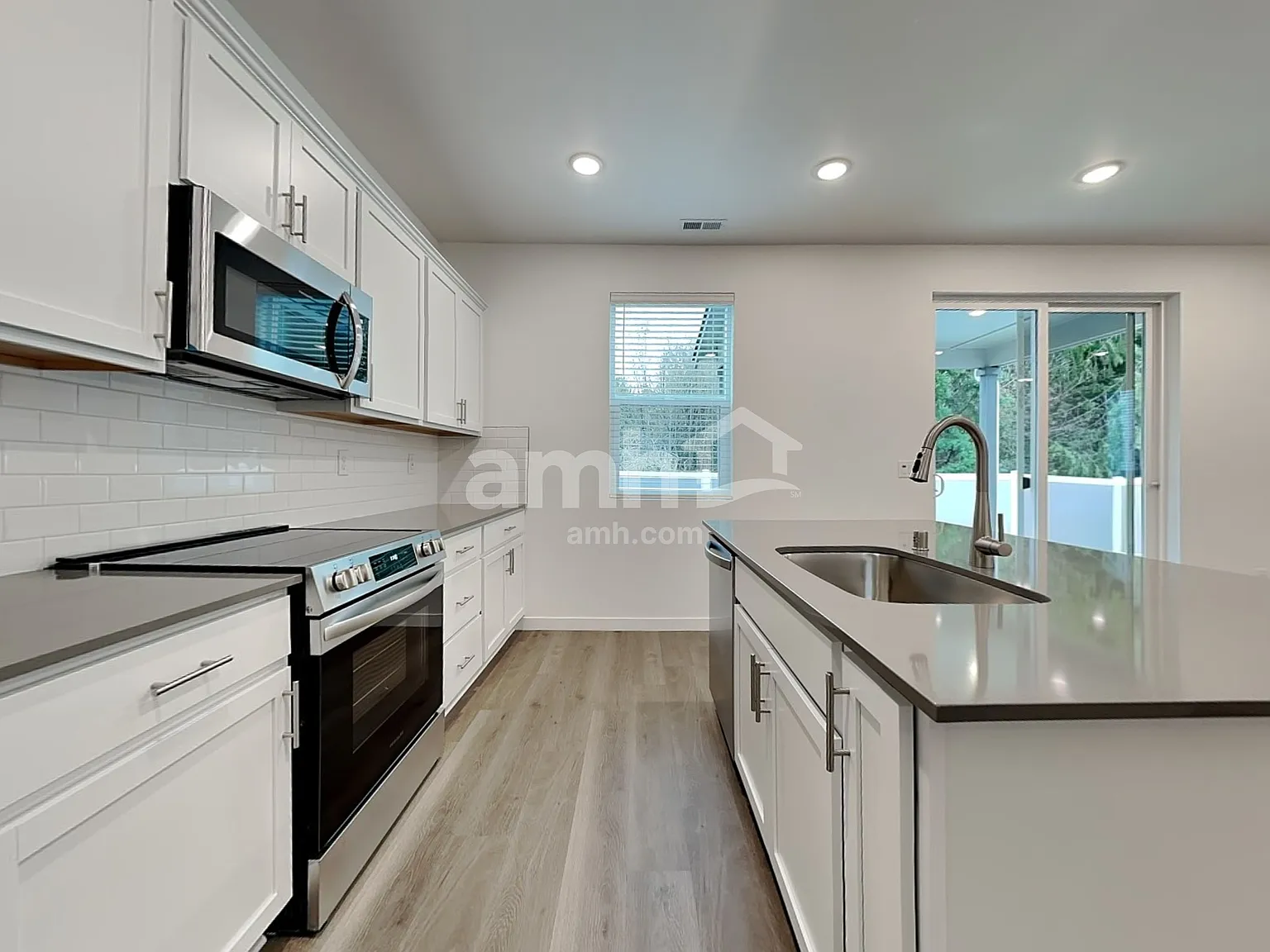 4 bed, 2.5 bath, 1835 sqft, $3,020 — Photo 3