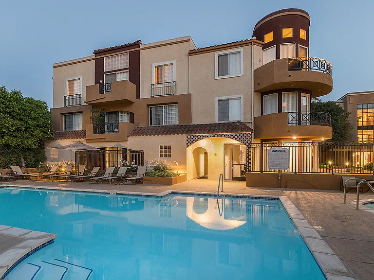 Regency at Encino — Photo 18