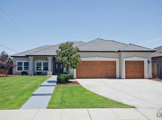 8902 Rockhampton Dr, Bakersfield, CA 93313