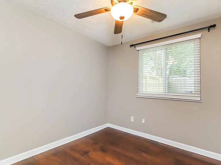 531 Ashwood Dr — Photo 17