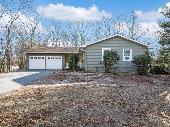 8 Lambeth Street, Holbrook, NY 11741