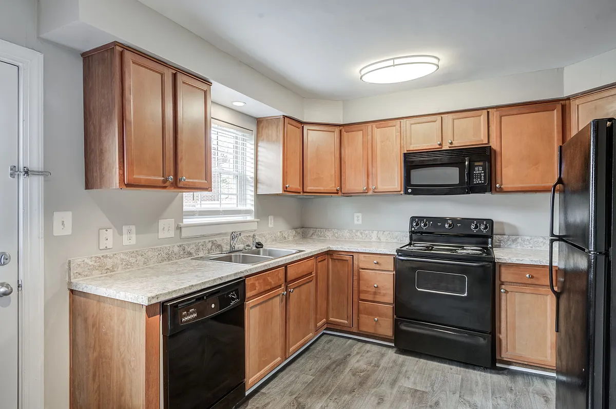 Building Photo - Maple Bay Apartment Townhomes