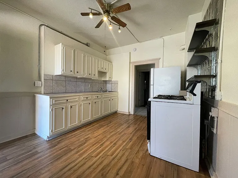 207 Midway Ave — Photo 5