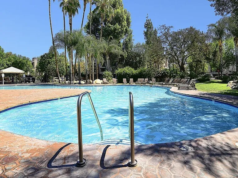 21520 Burbank Blvd #313 — Photo 22