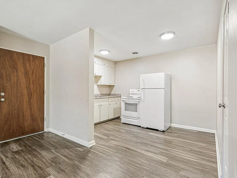 Broadmoor Plaza Apartments — Photo 40