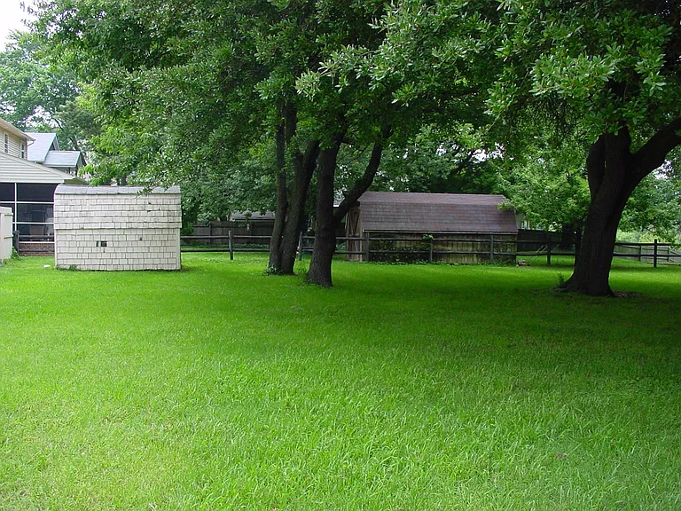 2505 Fentress Ave — Photo 16