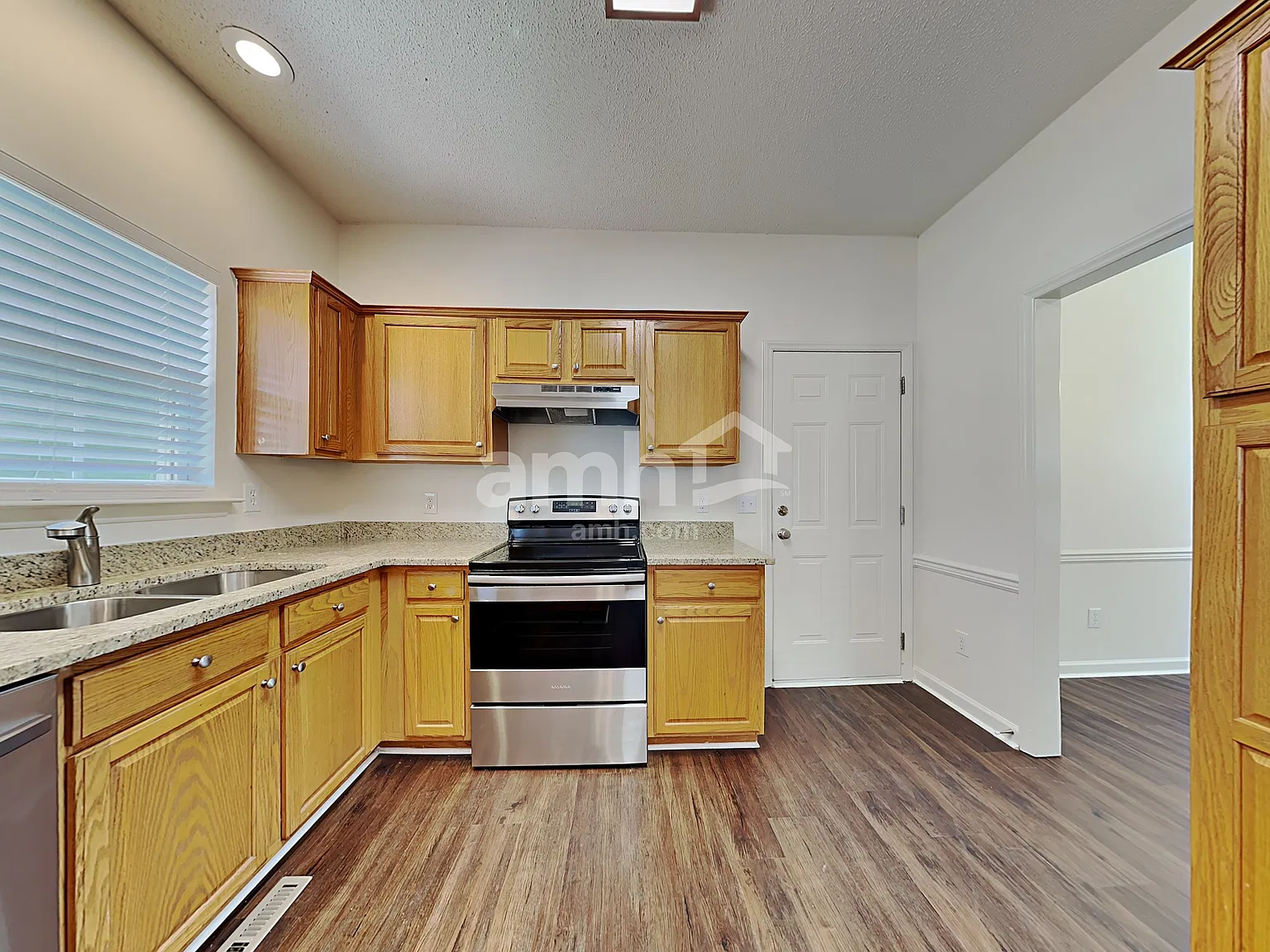 4 bed, 2.5 bath, 1624 sqft, $2,160 — Photo 4