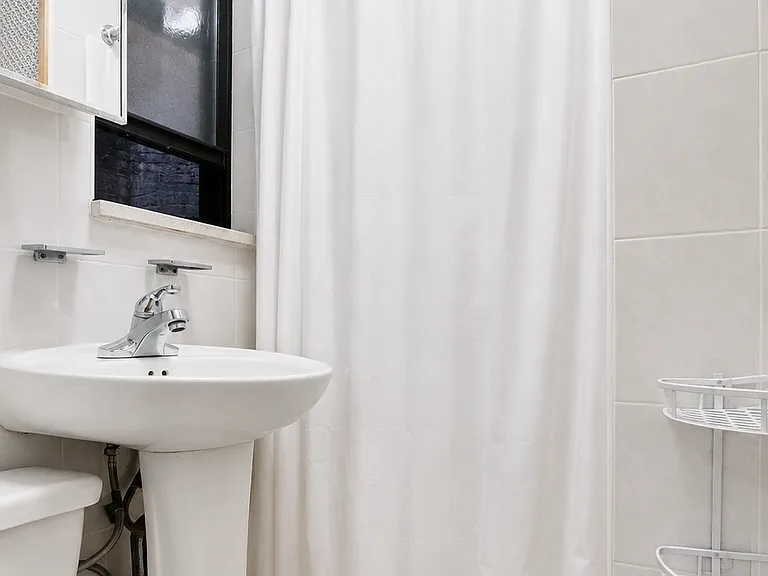 35 Henry St #2C — Photo 6