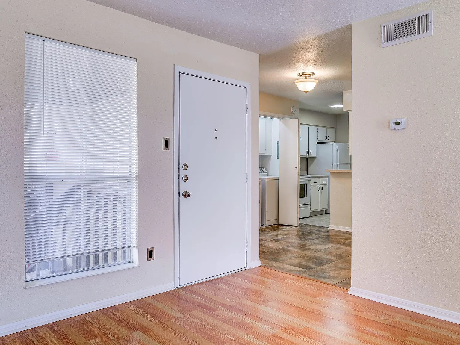 1 bed, 1.0 bath, 698 sqft, $975 — Photo 4