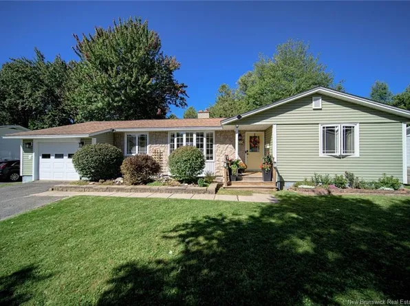 35 Walker St, Fredericton, NB E3A 3E2