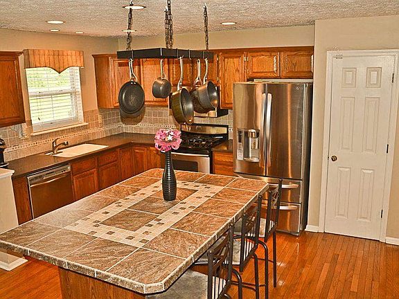 3rd image of 1807 Foxmoor Ln