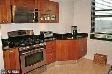 KITCHEN WITH STAINLESS STEEL APPLIANCES