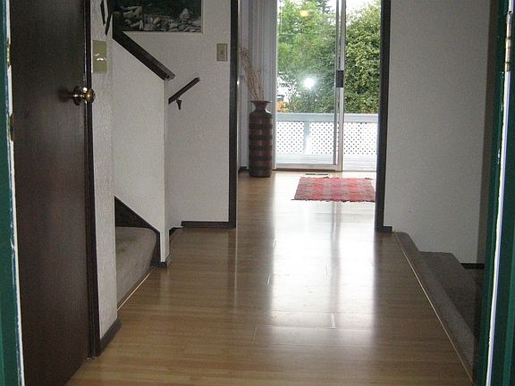 Welcome Home! Spacious Entryway.