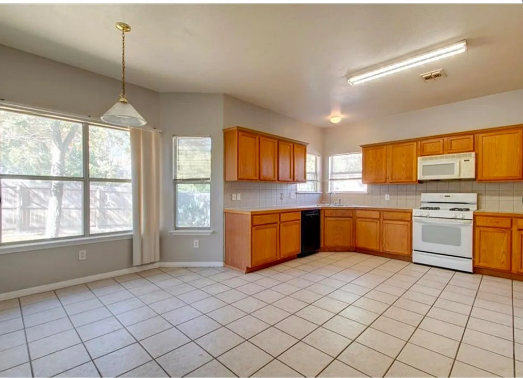 2215 Sedgewick Ln — Photo 2