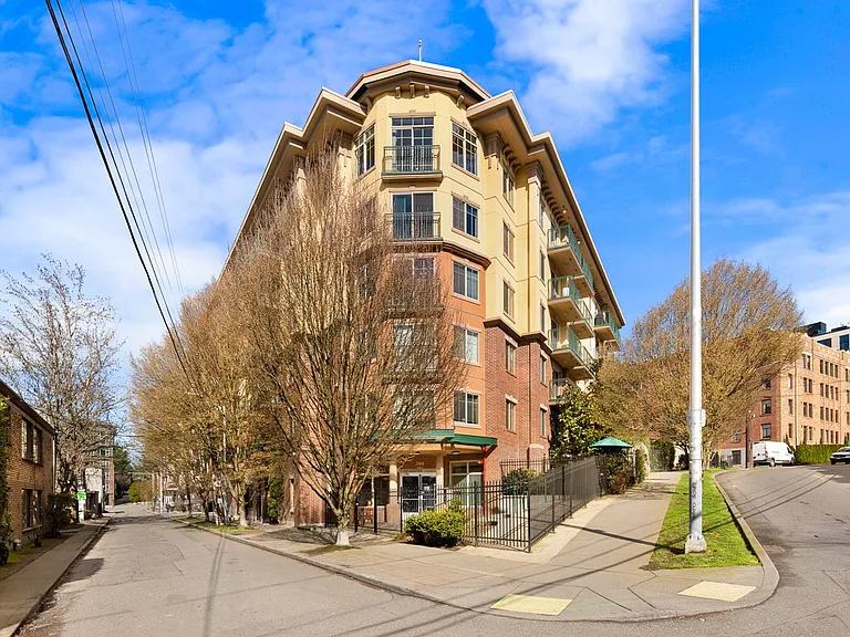 700 E Denny Way #404 — Photo 1