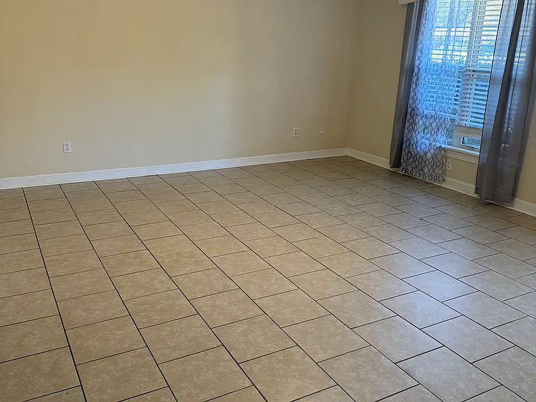 2102 N Berkeley Blvd — Photo 3