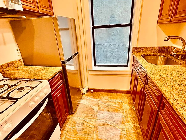 215 E 76th St #2A — Photo 3