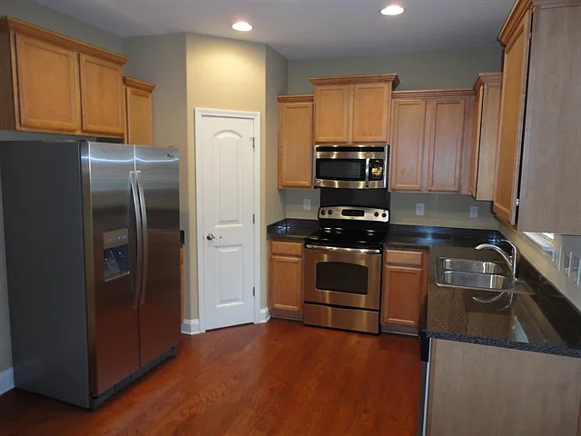 667 W Heatherstone Ln — Photo 2