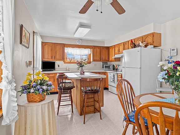 3rd image of 1001 Village Rd