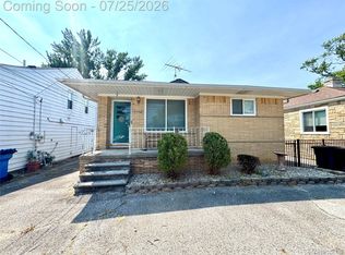 30066 Bayview Dr, Gibraltar, MI 48173
