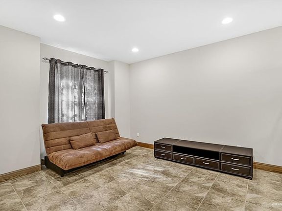 3rd image of 513 E Thornhill Ave