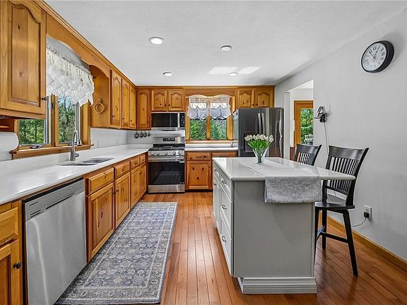 5th image of 320 Shannock Rd
