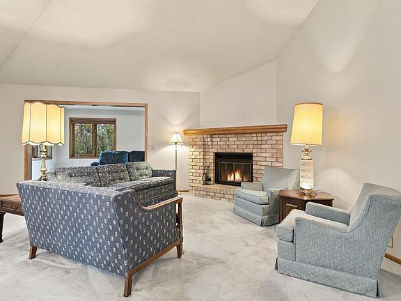 4th image of 1053 Royal Ct