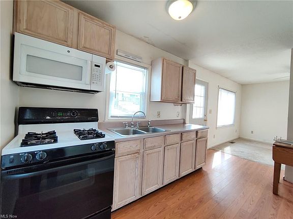 2nd image of 415 Lincoln Ave