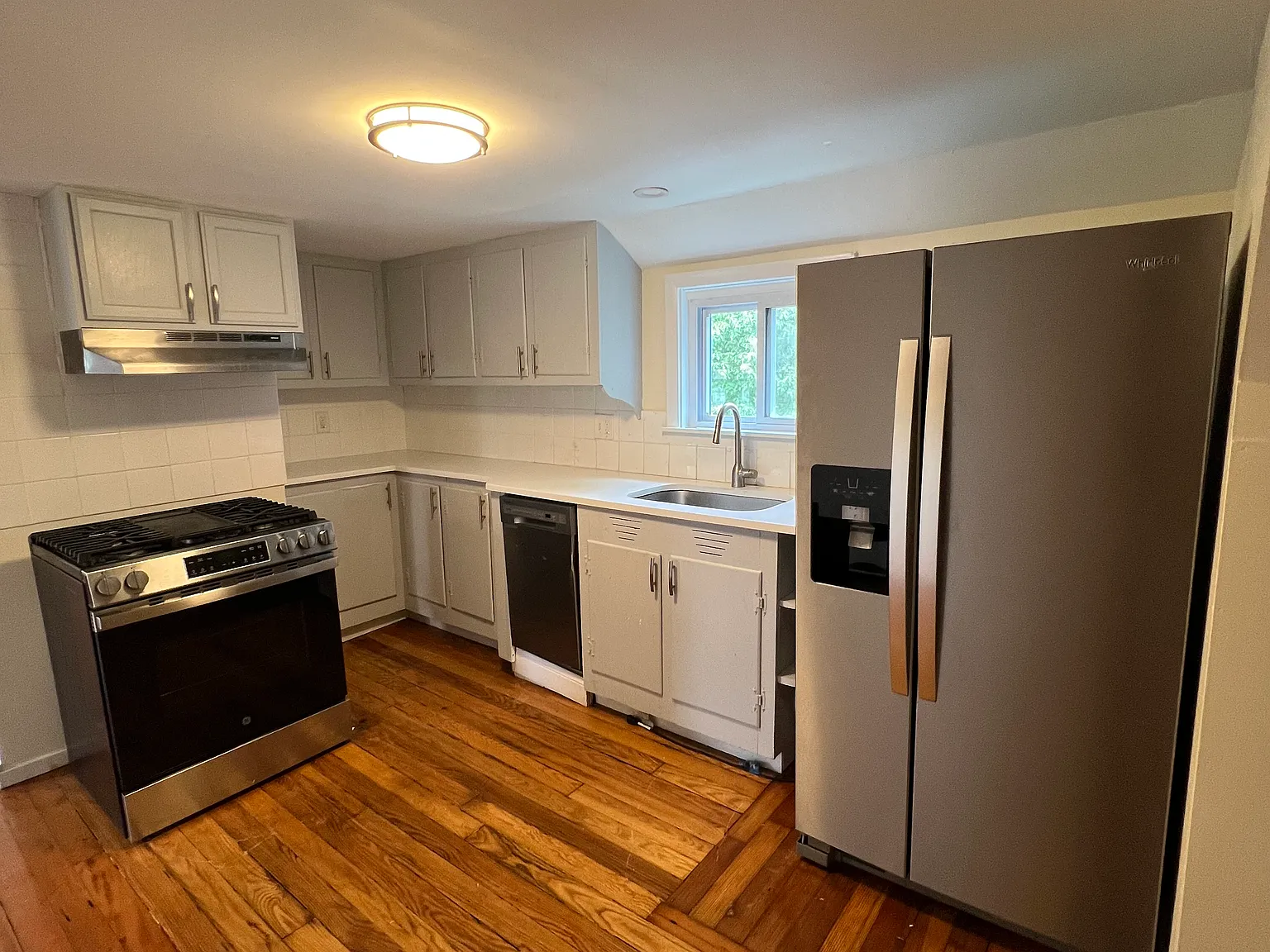 2 bed, 700 sqft, $1,900 — Photo 3