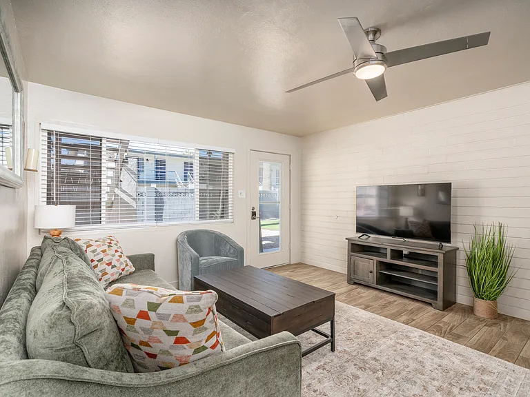 402 W Earll Dr #1 — Photo 2
