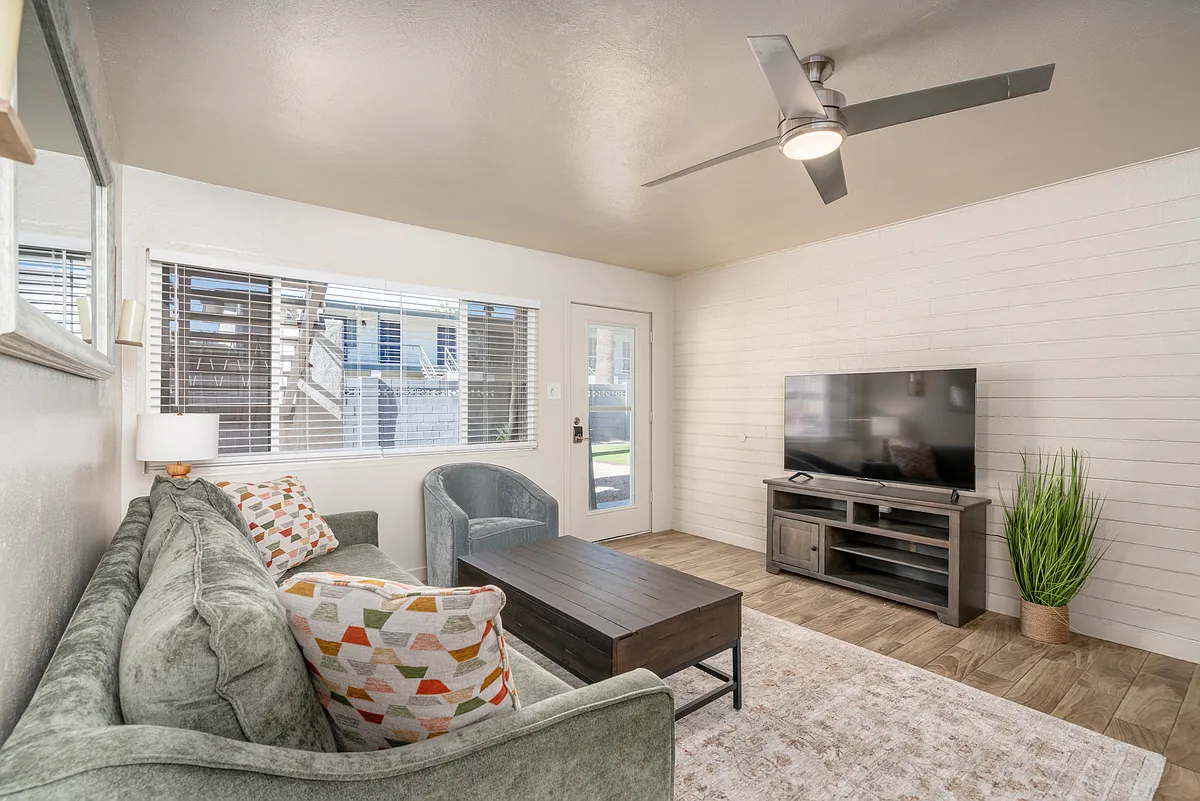 Building Photo - 402 W Earll Dr #1