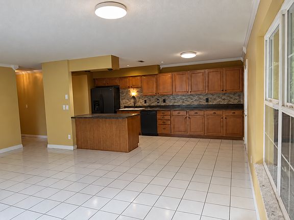 3rd image of 19 Spring Drive Pl