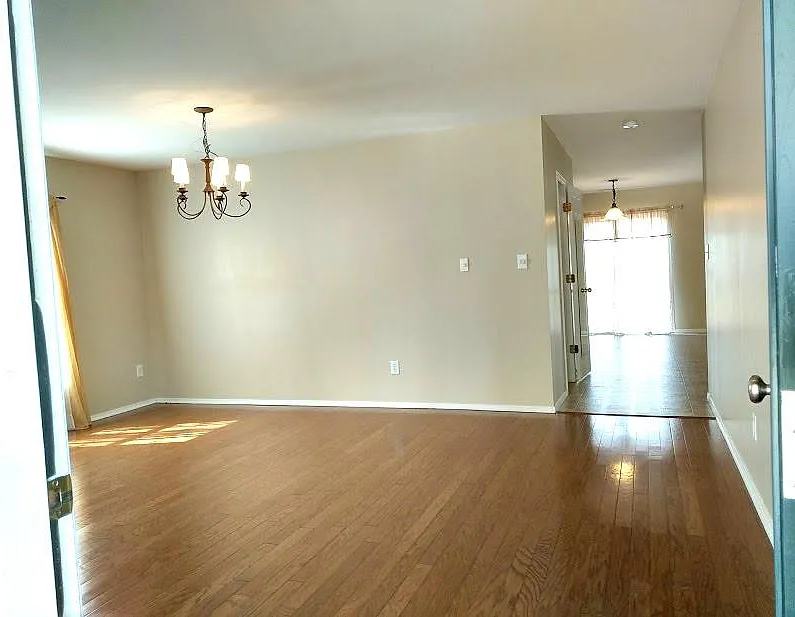 4 bed, 2.5 bath, 2736 sqft, $2,200 — Photo 3