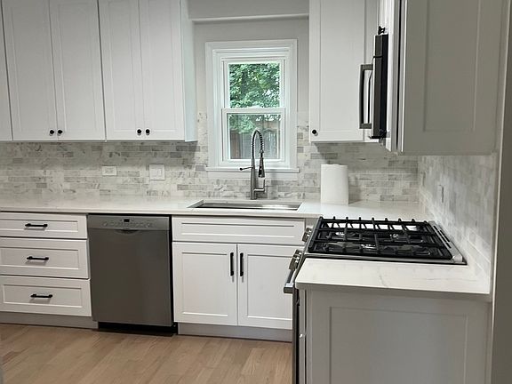 5th image of 1106 Waukegan Rd