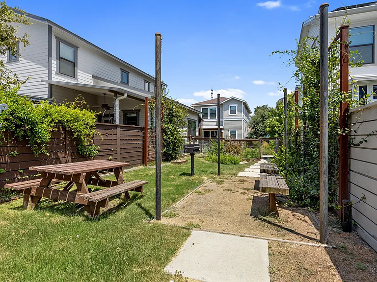 1114 N Olive St — Photo 31