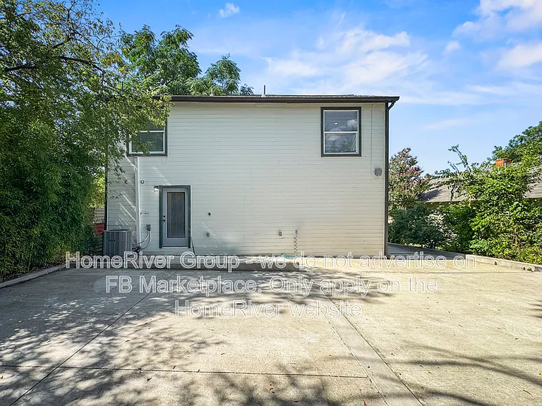 1124 E 11th St — Photo 18
