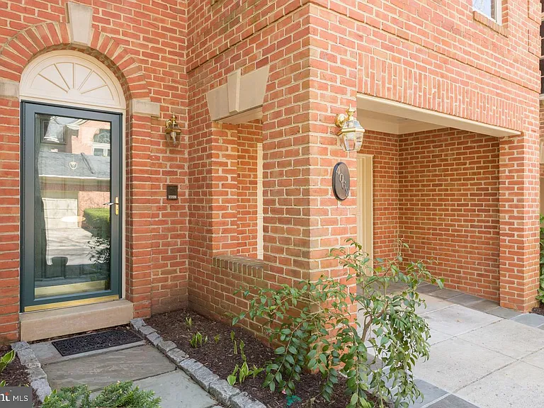 4062 Mansion Dr NW — Photo 2