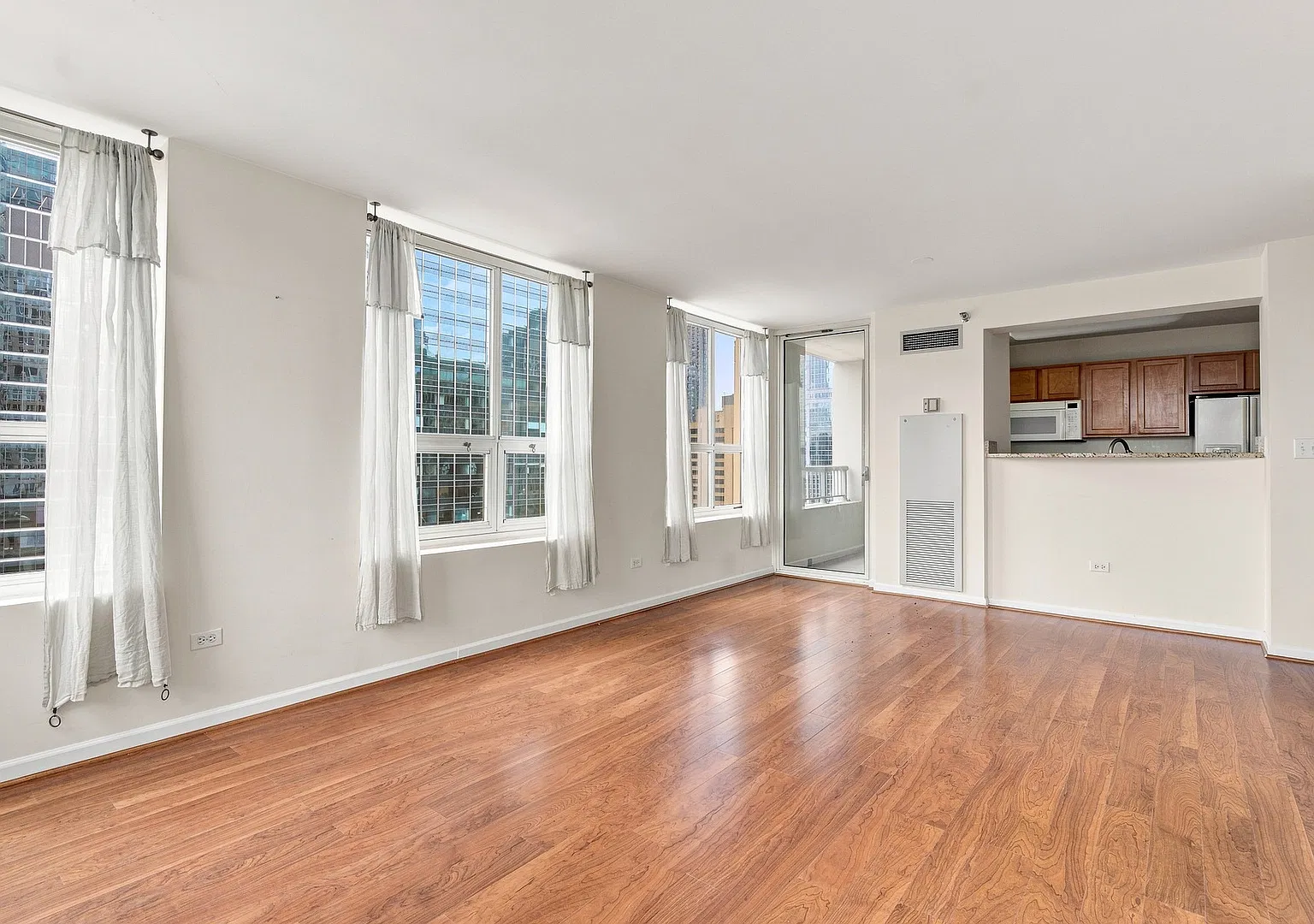 345 N La Salle Dr — Photo 3