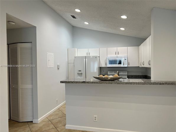 151 SW 95th Ter APT 202