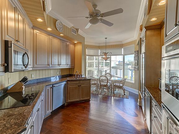 5th image of 232 S Plaza Ct #209