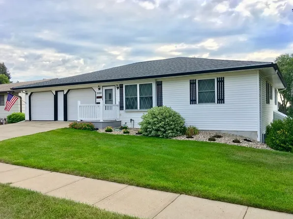 900 Maple St, Yankton, SD 57078