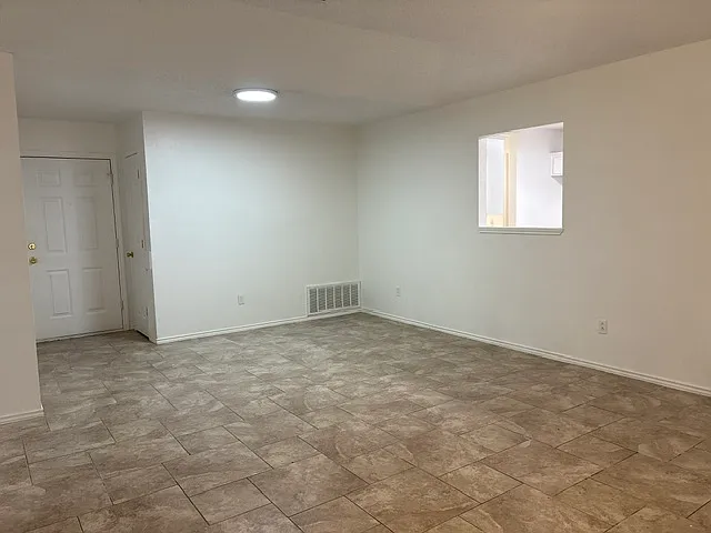 4 bed, 1903 sqft, $1,600 — Photo 3