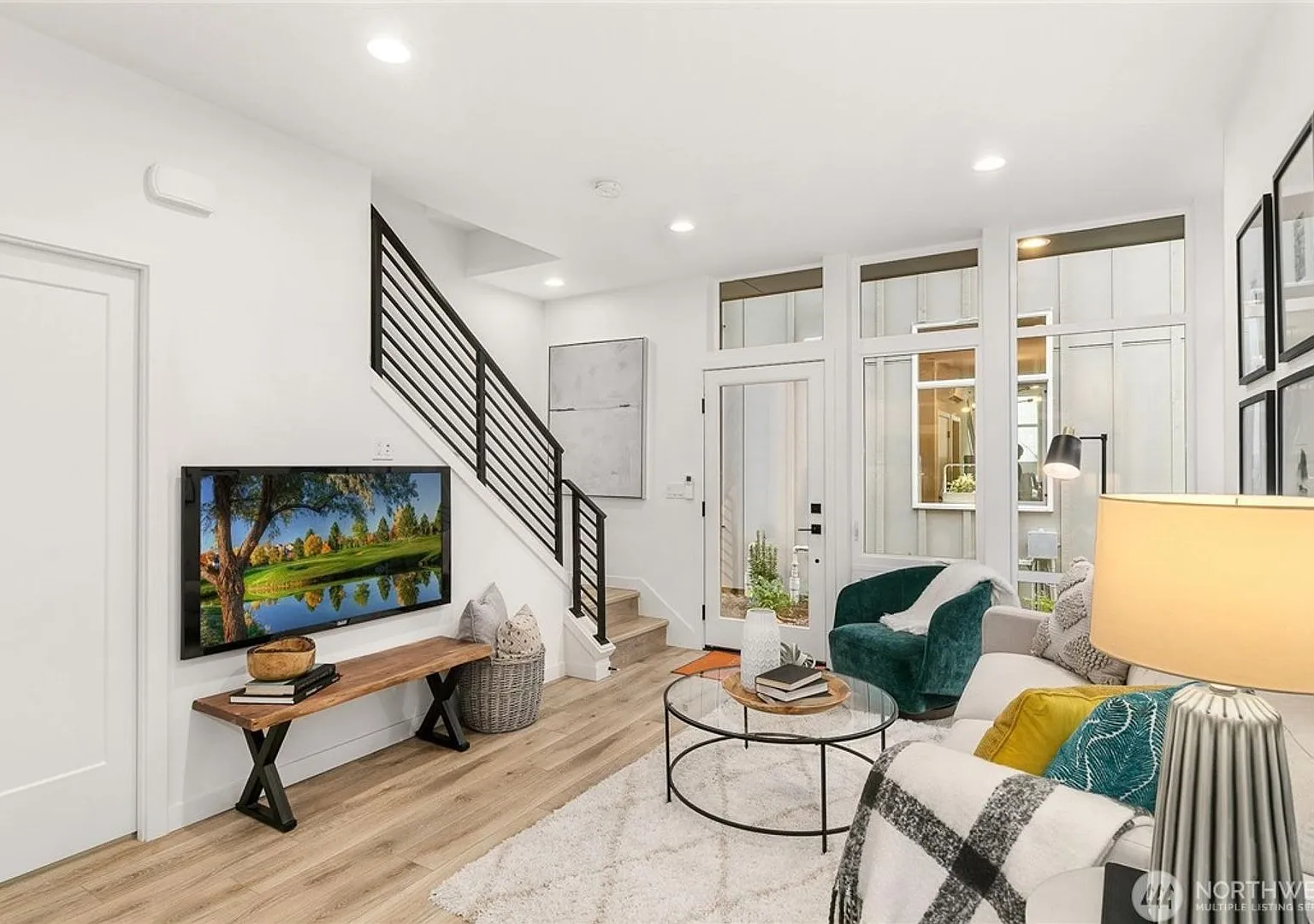 Sunny and Modern 2 bed/2 Bath Townhouse in Queen Anne — Photo 4