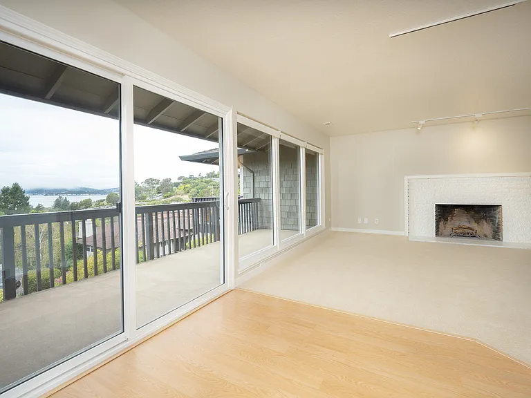 Harborview 2BD 2BA #4 living_deck (2)