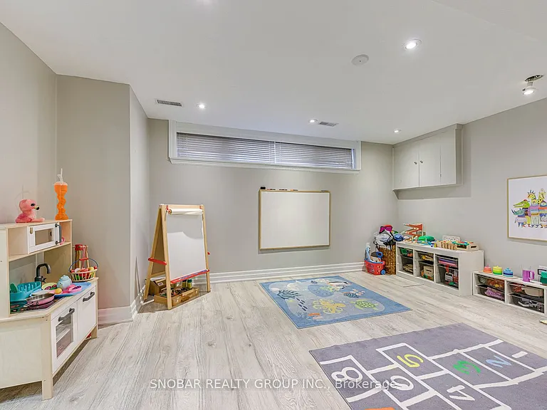 52 Decarie Cir — Photo 16
