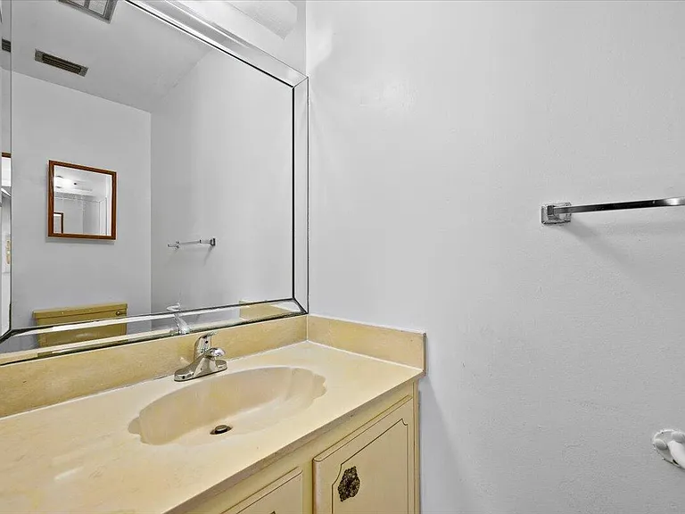 102 Amherst Ln — Photo 10
